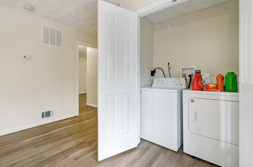 Building Photo - 9085 Autoville Dr