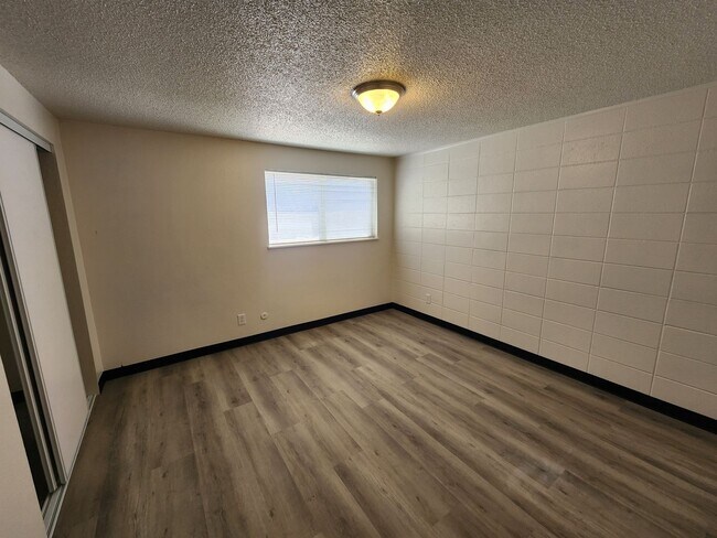 Building Photo - Remodeled 2 Bedroom Apartment