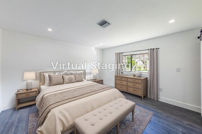 Building Photo - 1001 NW 6th Dr