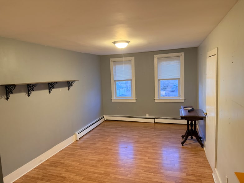 Primary Photo - 103 Smalley St