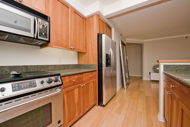 Building Photo - 680