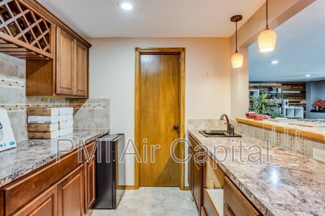 Building Photo - 2431 E Eastridge St