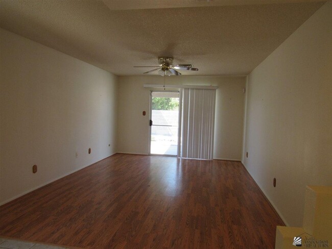 Building Photo - Central townhome with 3 bedrooms and 2 bat...