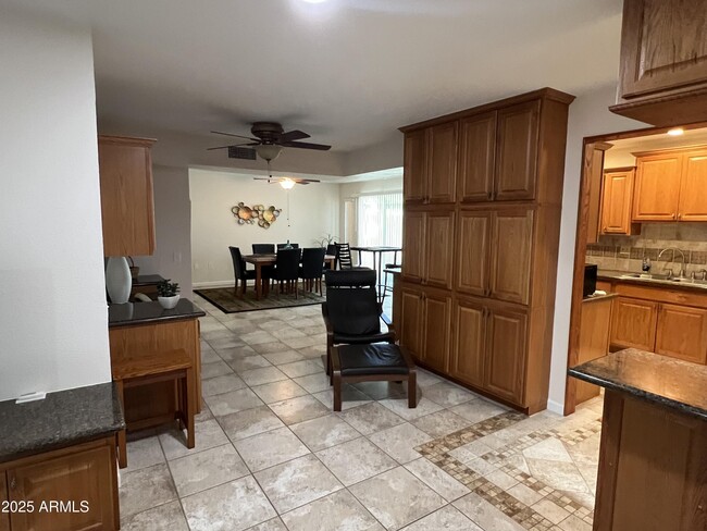 Building Photo - 10827 W Santa Fe Dr