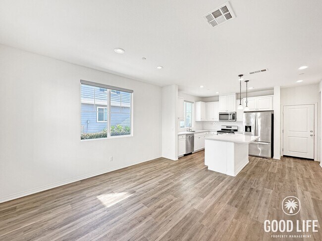 Building Photo - Beautiful 3B/2.5BA Townhouse in Imperial Beach with Loft, Private Patio & 2-Car Garage