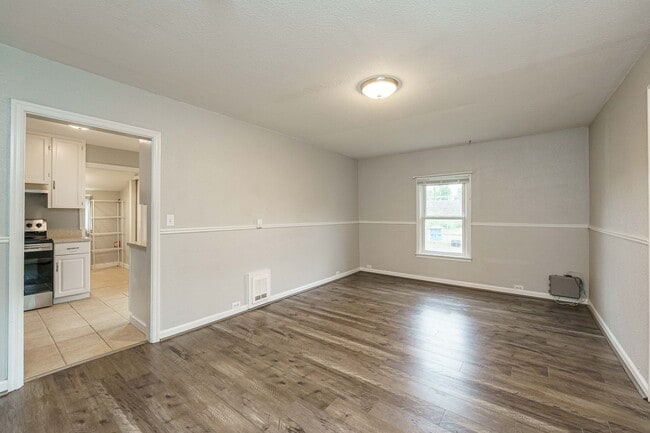 Building Photo - 2 Bedroom 1 Bath SIngle Family Home With L...