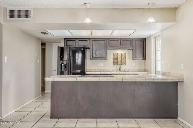 Building Photo - 921 E Campus Dr