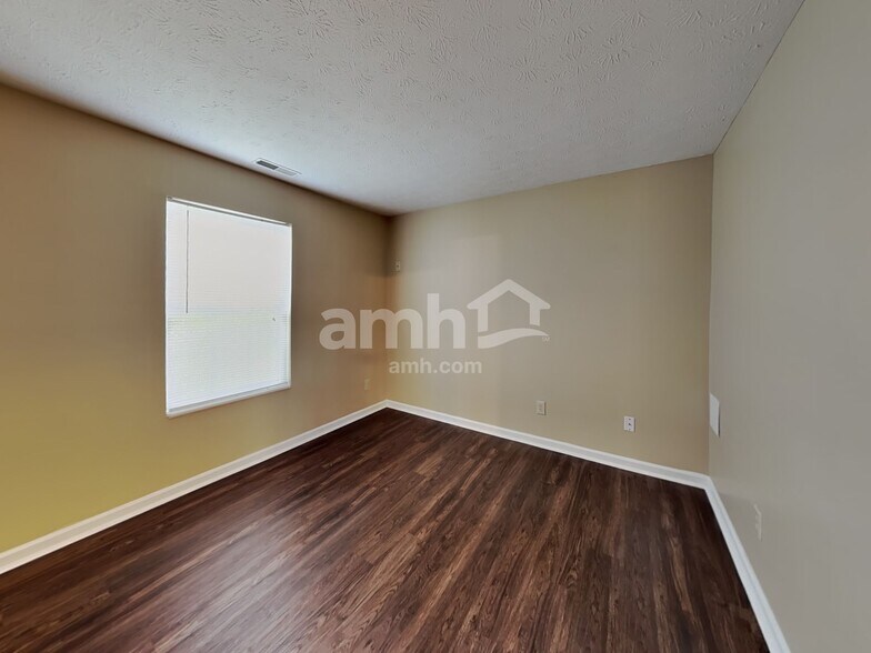 Building Photo - 8749 Trumpeter Dr