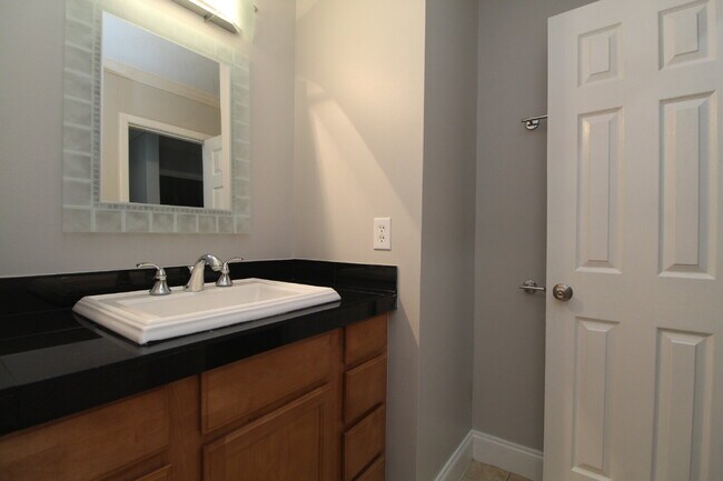 Building Photo - Updated Northeast Pensacola 3BR End-Unit Townhome Near UWF & Cordova Mall with Fresh Paint, New C...