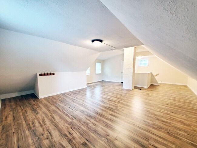 Building Photo - 3 Bed - 1 Bath Colonial for Rent | Complet...