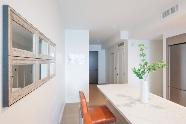 Building Photo - Luxurious Jewel high-rise condo unit; FULL...