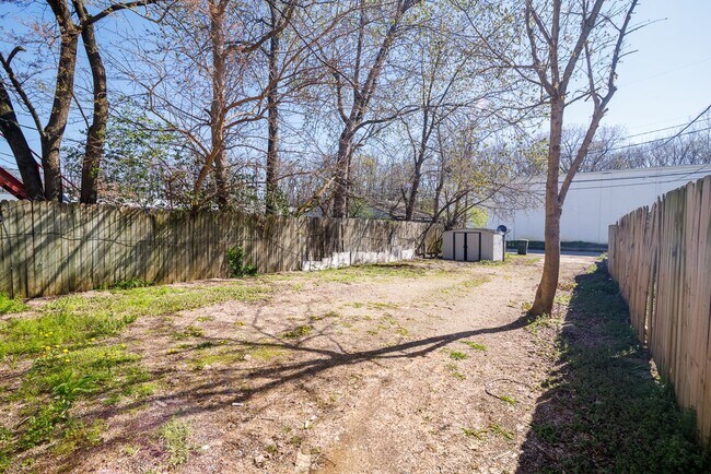 Building Photo - 402 Woodland Ave