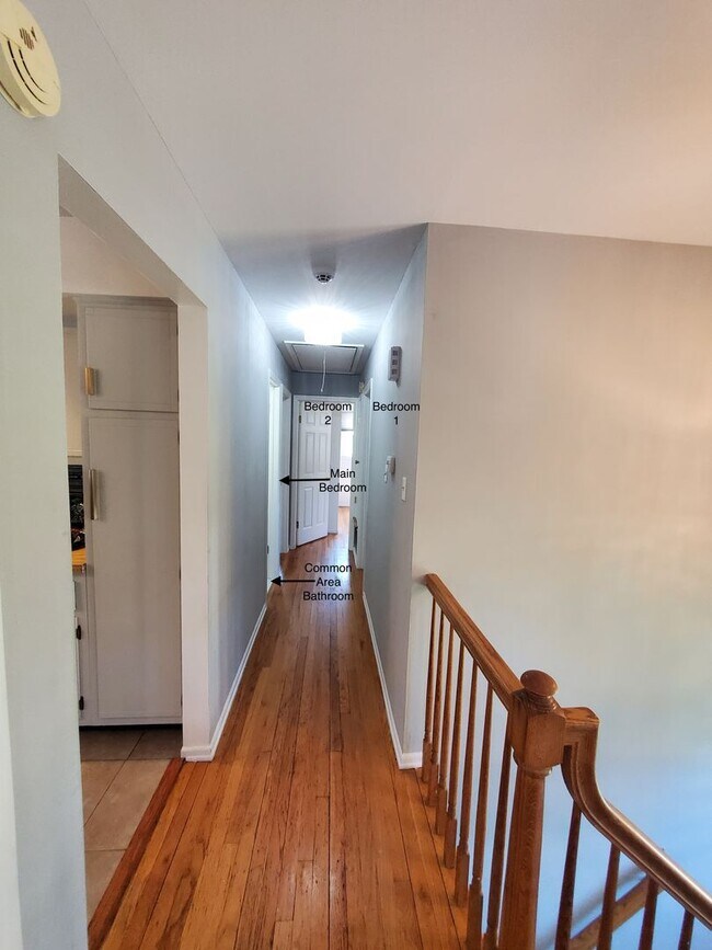 Building Photo - Single family, bi-level home with 4-bedrooms (one bedroom on ground level), 2.5 bathrooms, attach...