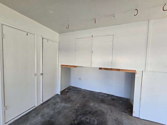 Building Photo - Beautifully Updated #4 Condo