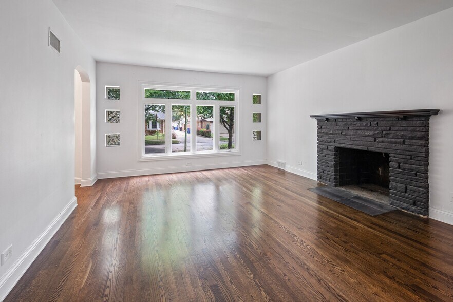 Building Photo - 6114 N Lenox Ave