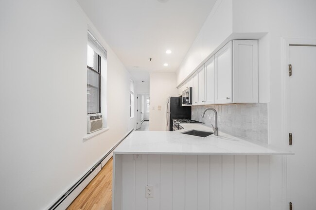 Building Photo - 132 Madison St