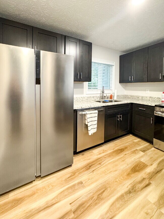 Building Photo - Completely Renovated Duplex with Garage Available For Rent