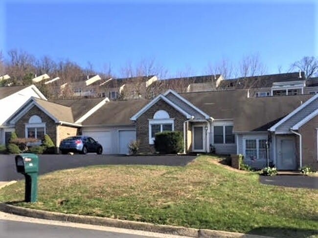 Building Photo - Single level duplex