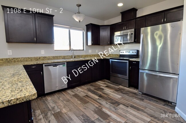 Building Photo - Modern 3 Bed 3 Bath - Less than 1 Mile to ...