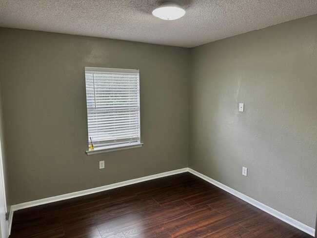 Building Photo - 527 Queen Anne Dr