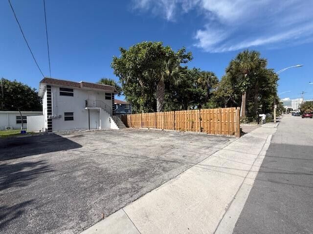 Building Photo - 302 N Tamarind Ave