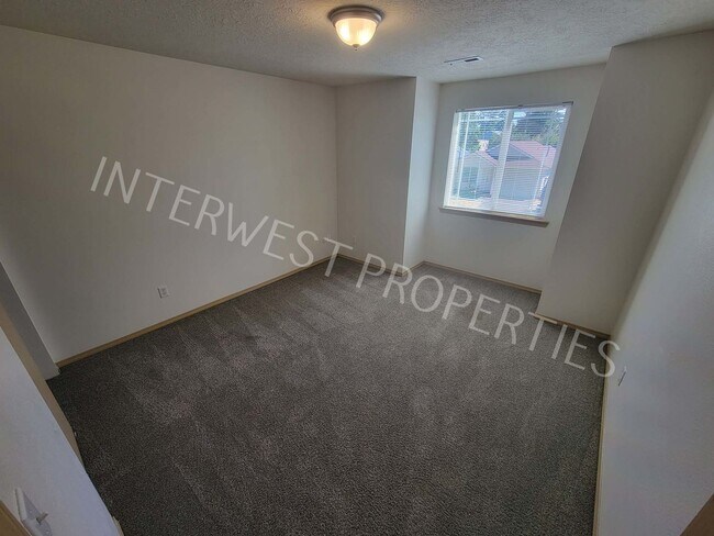 Building Photo - 1ST MONTH FREE- 4 Bedroom Home Near Brentw...