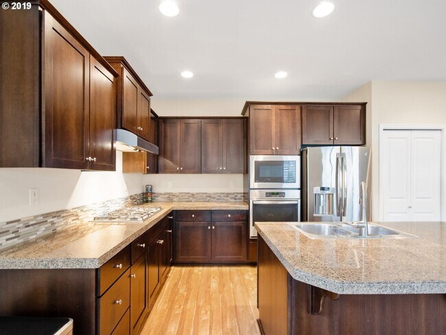 Building Photo - Gorgeous 4 Bed, 2.5 Bath Tuscany Home!