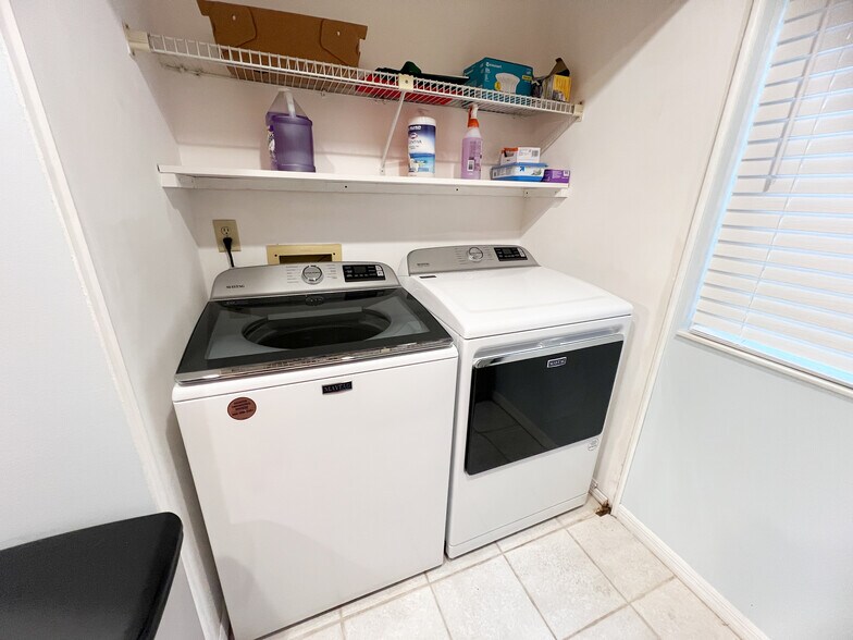 Building Photo - 7623 Baymeadows Cir W