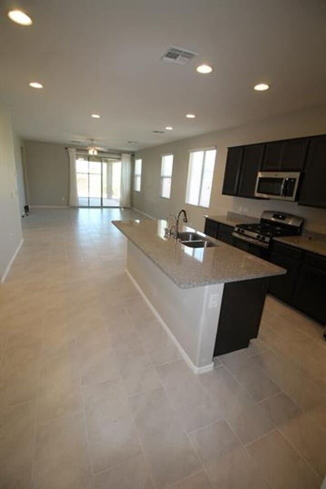 Building Photo - Desirable La Estancia Neighboorhood