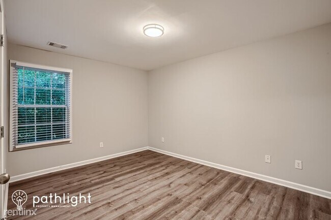 Building Photo - 4 br, 2.5 bath House - 912 Lakeside Ct UNIT