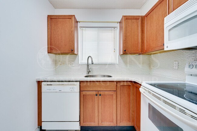 Building Photo - Centrally Located Beachside Condo in Ormond