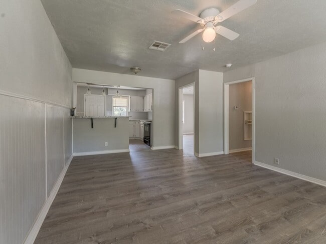 Building Photo - 3 Bedroom 1 Bath Home in Shawnee!