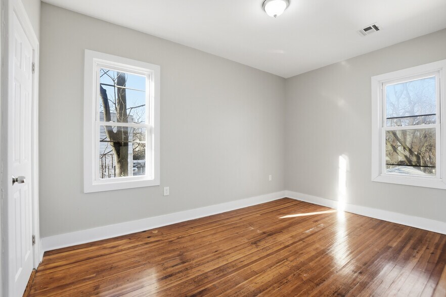 Building Photo - 53 Oak Ave