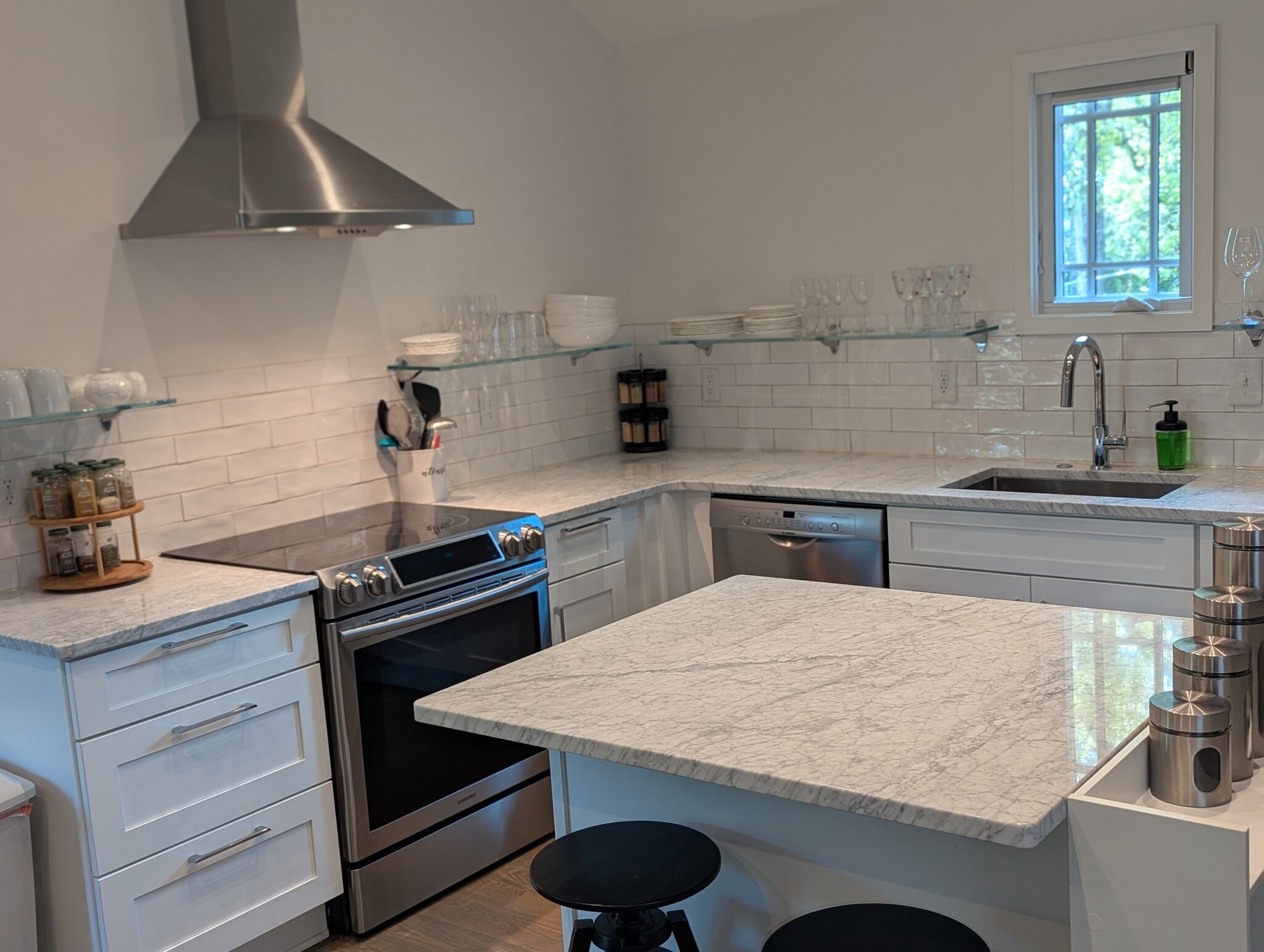 Fully equipped chef's kitchen - 830 Myrtle St NE