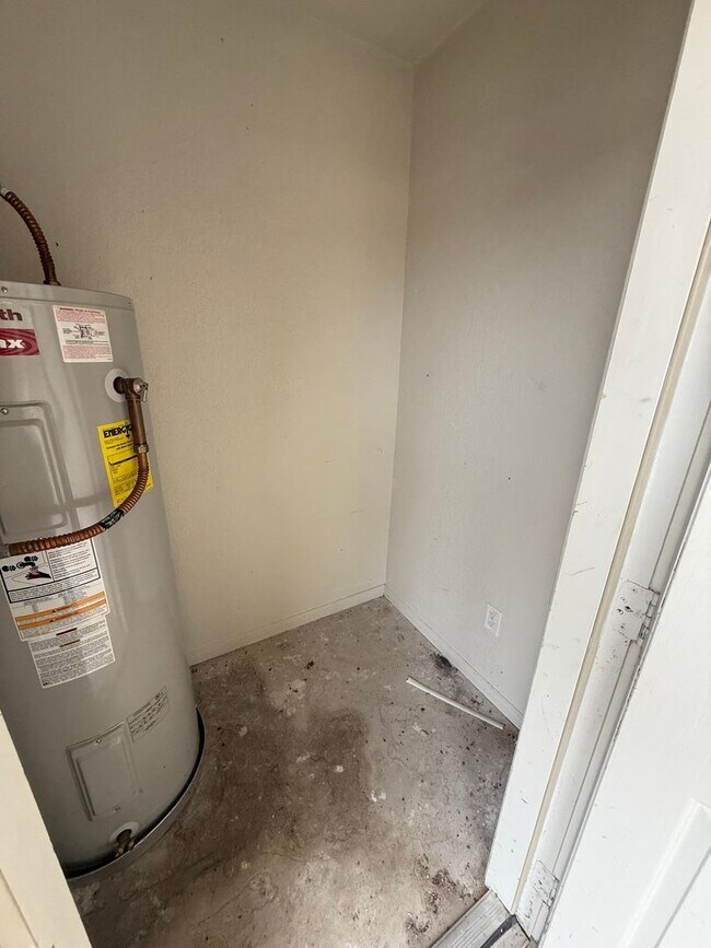 Building Photo - 212 Janelle Dr