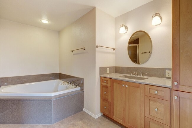 Building Photo - Kirkland Rambler with Amazing Back Yard!