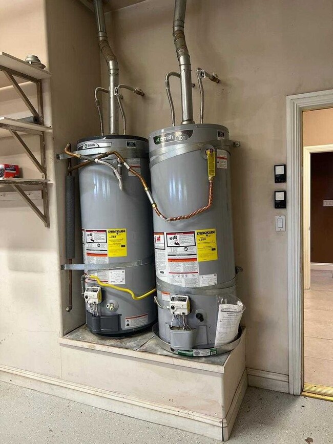 Building Photo - West Bakersfield Custom Home for Rent Available Now!