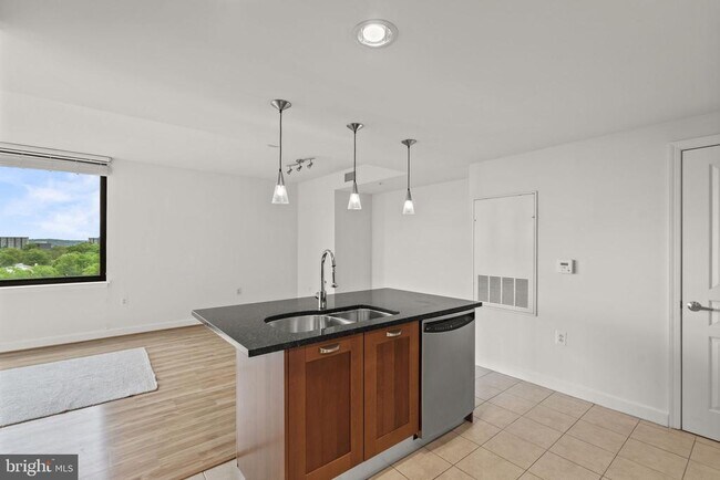 Building Photo - 2451 Midtown Ave