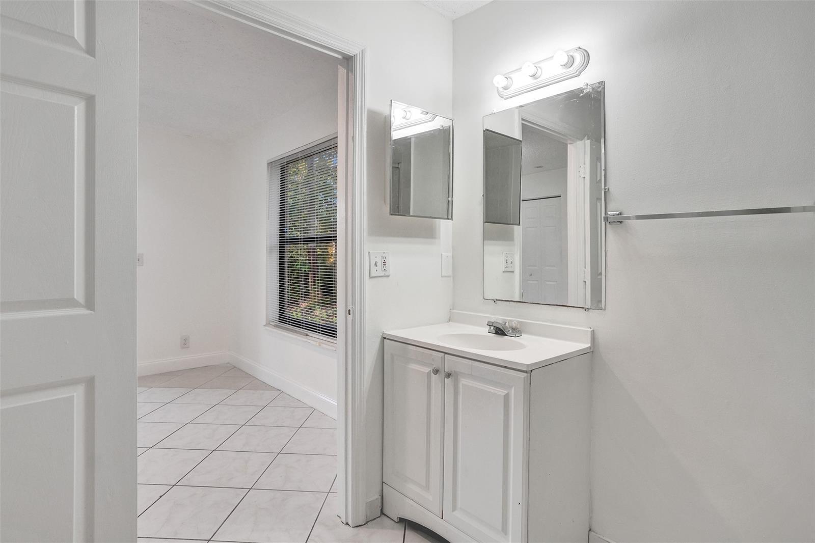 Building Photo - 1142 NW 43rd Ter