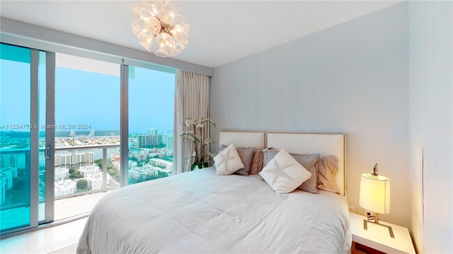 Building Photo - 17001 Collins Ave