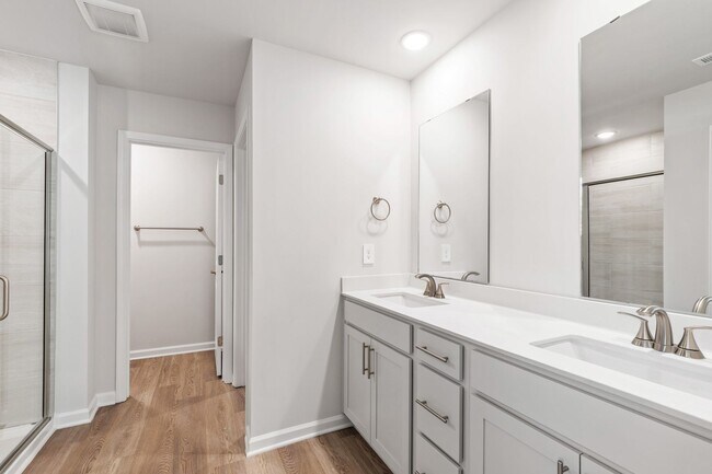 Building Photo - Stunning 3-Bedroom Residence in Oak Manor,...