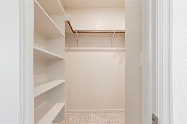 Building Photo - 228 Barton Oak Trl