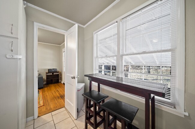 Building Photo - 1206 Oakwood Dr