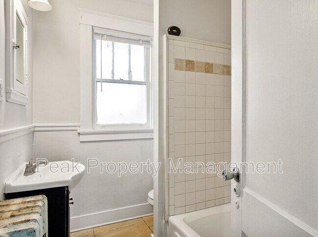 Building Photo - 1304 Bainbridge St