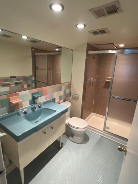 vintage bathroom - 4805 Randolph Dr