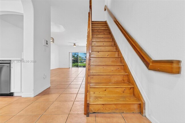 Building Photo - 15750 SW 92nd Ave