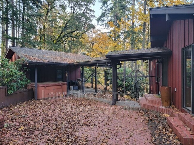 Building Photo - 2720 NW Glenwood Dr