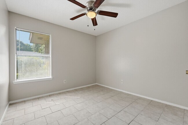 Building Photo - 8160 Stonebrook Dr