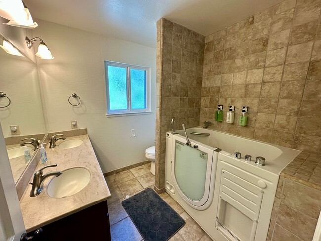 Building Photo - Stunning 4 Bedroom 3 Bathroom House with a...