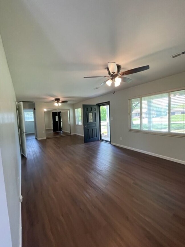 Building Photo - Maryville 37801 - 3 bedroom, 1.5 bath home - Contact Debra Johnson (865) 591-8281